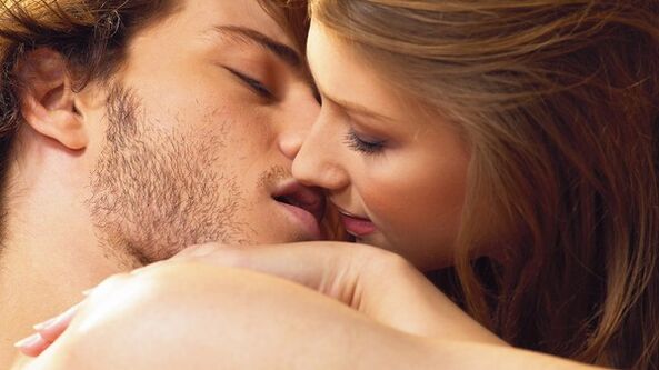 ženska poljubi moškega z izdelki, ki imajo povečano moč