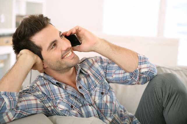 Moški se bo vzburjen dolgo pogovarjal z žensko po telefonu
